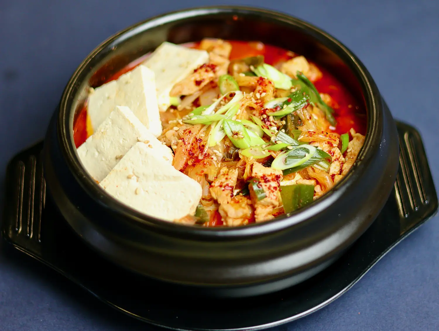 Schüssel koreanisches Essen mit Spiegelei von Banchan GmbH