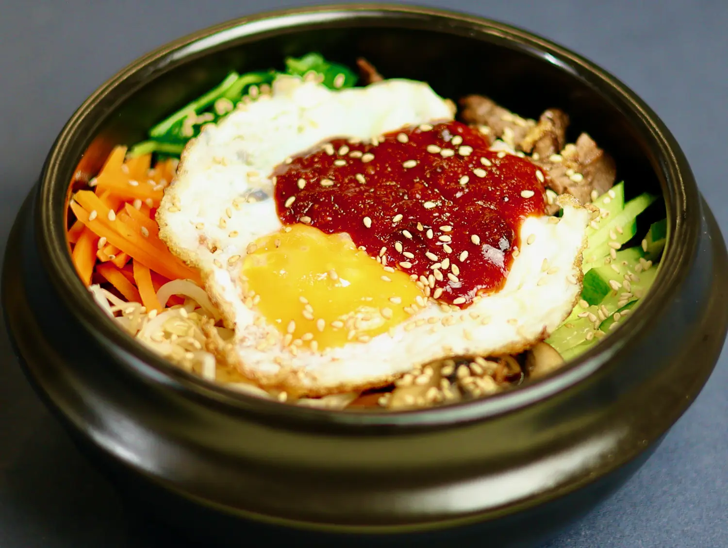Schüssel koreanisches Essen mit Spiegelei von Banchan GmbH